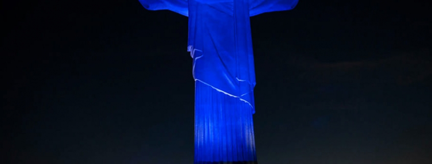 Cristo Redentor iludindo de azul para Dia Mundial de Conscientização do Autismo — Tismoo