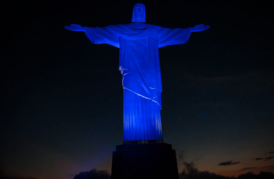 Monumentos se iluminam de azul ao redor do pelo