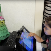 Robô com inteligência artificial ensina autistas — Tismoo
